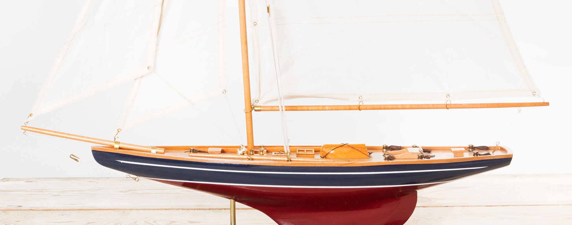 Schiffsmodell aus Holz mit Stoffsegel Segel Yacht Segler 