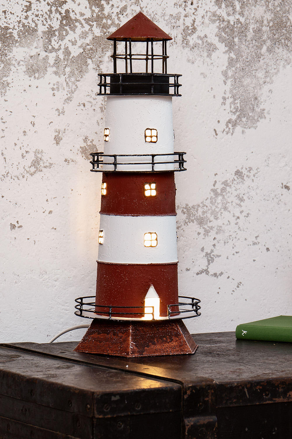 Leuchtturm mit LED Licht aus Porzellan 17 cm weiss 