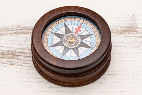 Kompass farbig Holz