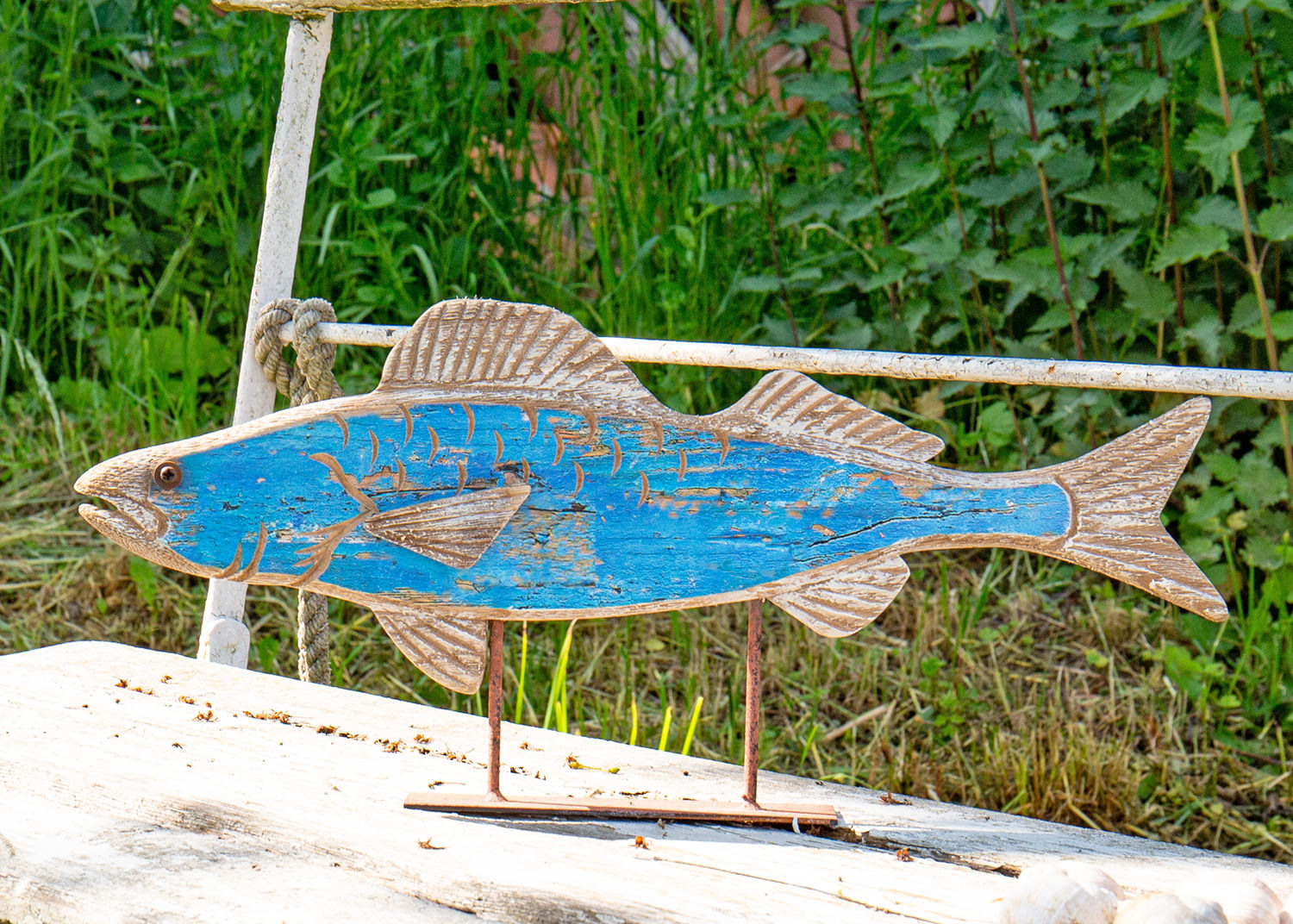 metallFischfigur auf Holzsockel Weiss aus  25 cm Maritim Meer Deko 