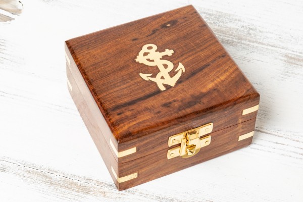 Holzbox mit maritimen Emblem